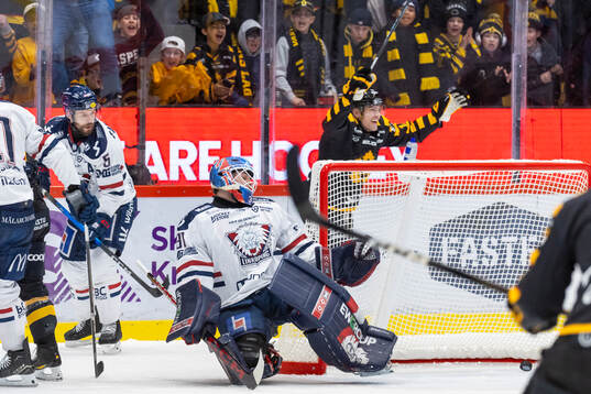 Skellefteås Andreas Johnson jublar vid 5-2 målet