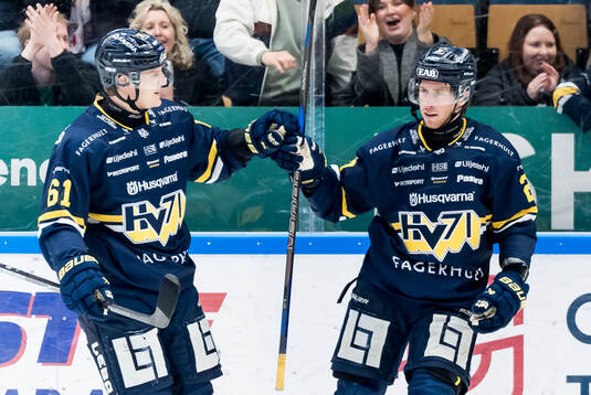 HV71s Axel Rindell och Jonathan Ang jublar