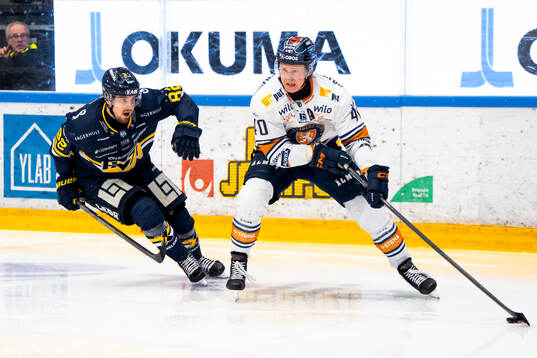 HV71s Santeri Hatakka och Växjös Dennis Rasmussen