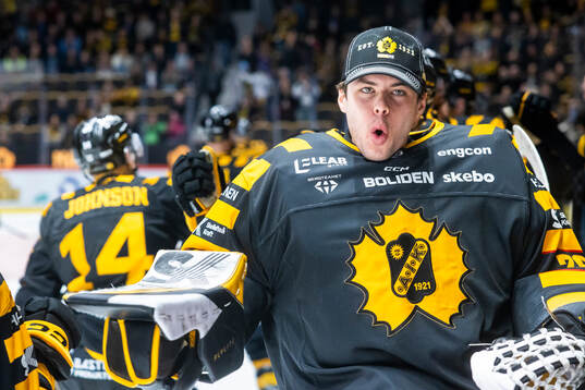 Skellefteås målvakt Strauss Mann  jublar över seriesegern
