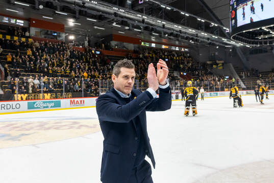 Skellefteås tränare Daniel Hermansson jublar över