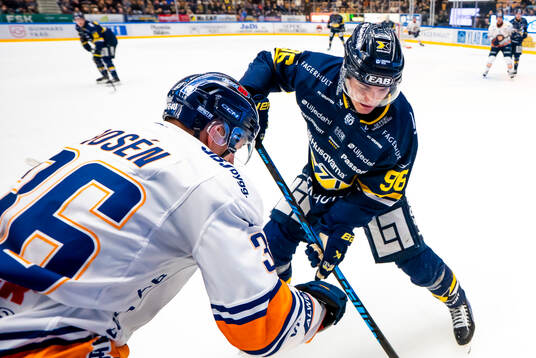 Växjös Elias Rosén och HV71s Nikola Pasic