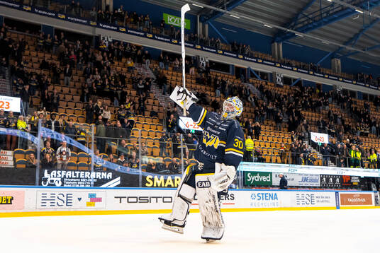 HV71s målvakt Lassi Lehtinen jublar