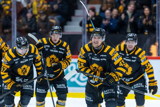 Skellefteås Max Krogdahl jublar