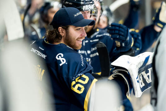 HV71s målvakt Felix Sandström jublar