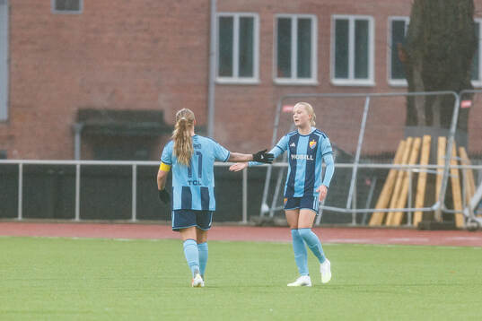 Djurgårdens Therese Åsland och Rebecca Jakobsson jublar