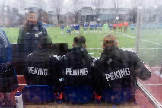 IFK Norrköpings spelarbås och jackor med texten Peking