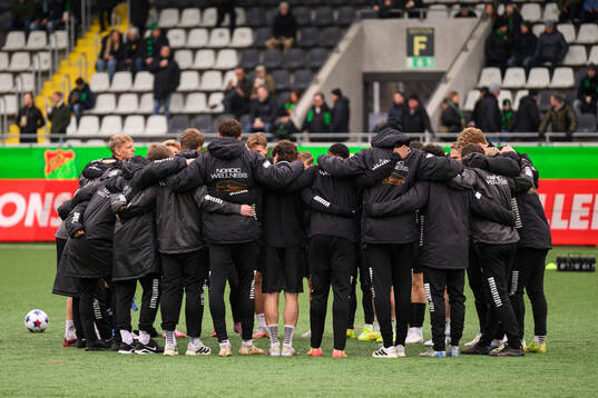 GAIS spelare och ledare samlas