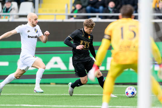 AIKs Amel Mujanic och GAIS Kevin Holmen