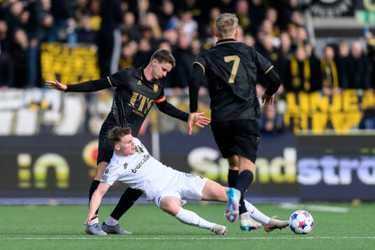GAIS Oskar Ågren och AIKs Erik Hovden Flataker
