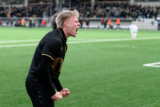 GAIS Robert Frosti Thorkelsson jublar