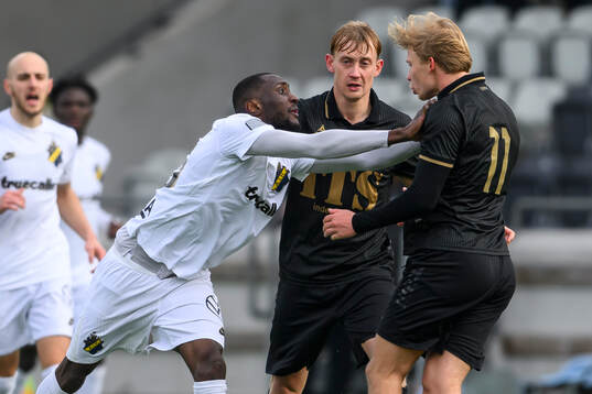 AIKs Ibrahim Cisse och GAISs Rasmus Niklasson Petrovic