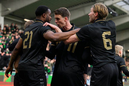 GAIS spelare jublar tillsammans