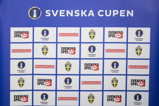 En skylt med olika partners till Svenska Cupen