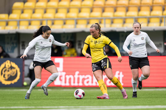 Örebro SKs Izabell Afram och Elfsborgs Stina Jensen