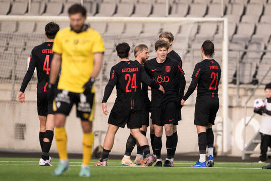 Brommapojkarnas Oliver Berg jublar