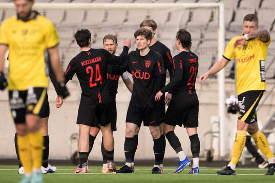 Brommapojkarnas Oliver Berg jublar