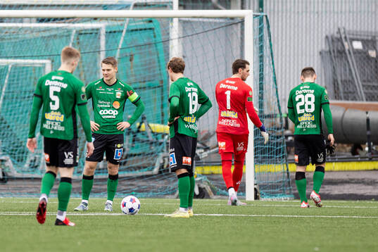 Varbergs Gustav Broman deppar medans Erion Sadiku lämnar