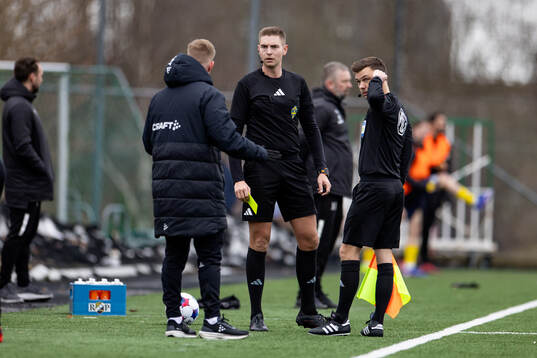 Domare Philip Lindh ger gult kort till Varbergs tränare
