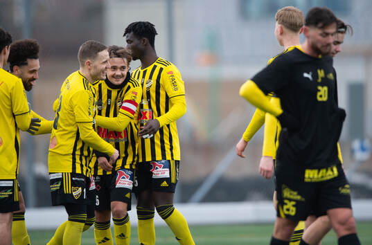 IFK Hässleholms Gustaf Winroth har gjort mål och grattas