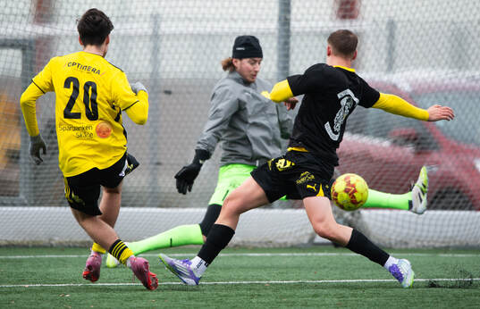 IFK Hässleholms Leon Shala skjuter mot mål i matchen