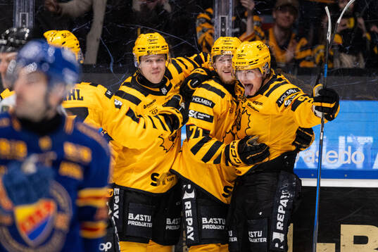 Skellefteås Victor Stjernborg jublar med lagkamraterna