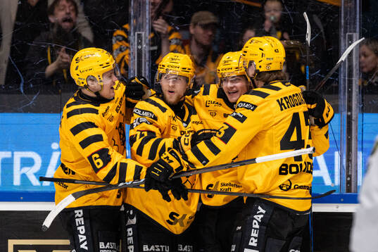 Skellefteås Victor Stjernborg jublar med lagkamraterna