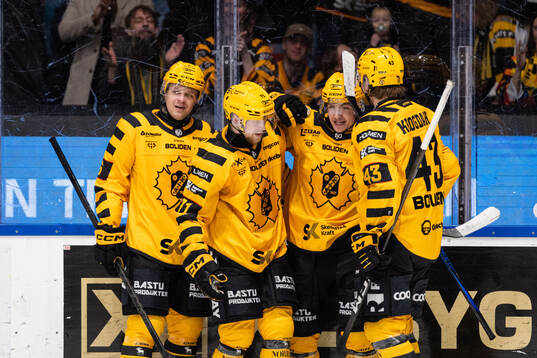 Skellefteås Victor Stjernborg jublar med lagkamraterna