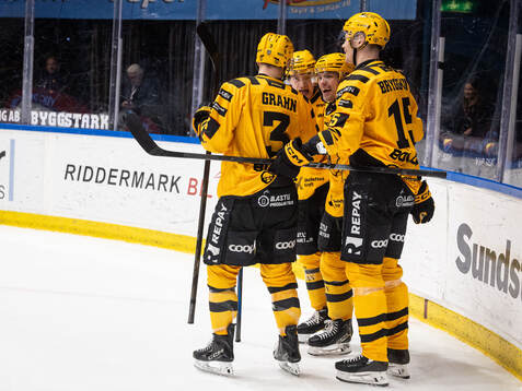 Skellefteås Andreas Johnson jublar med lagkamraterna