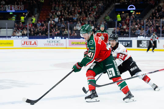 Frölundas Ivar Stenberg och Malmö Redhawks Janne Kuokkanen