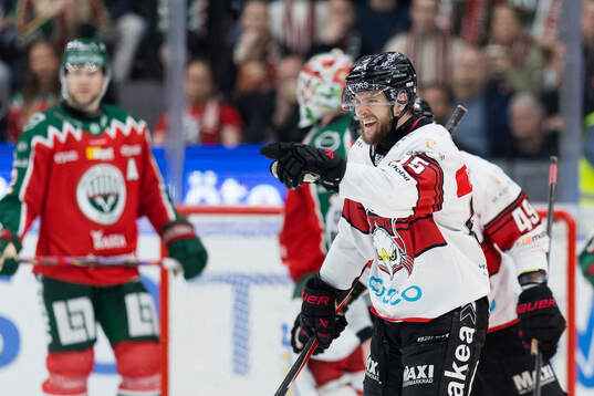 Malmö Redhawks Carl Persson jublar