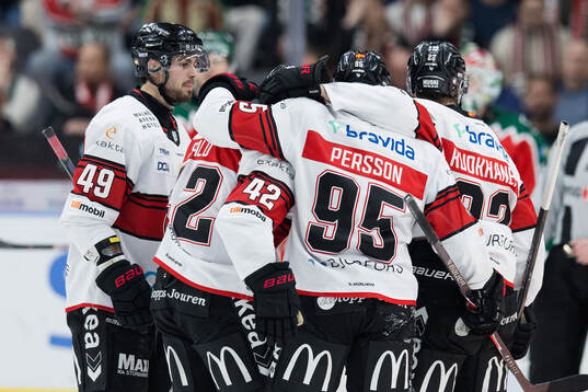Malmö Redhawks Carl Persson jublar
