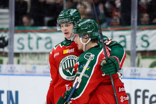 Frölundas Samuel Johannesson och Filip Cederqvist jublar