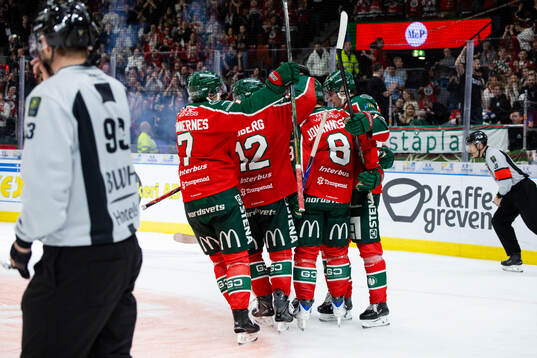 Frölundas Samuel Johannesson jublar med lagkamrater