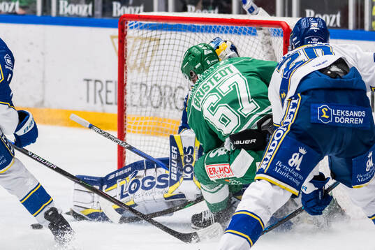 Rögles Leon Bristedt och Leksands målvakt Marcus Gidlöf