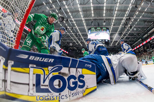 Rögles Leon Bristedt och Leksands målvakt Marcus Gidlöf
