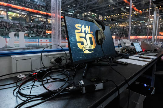 En monitor med ett par hörlurar