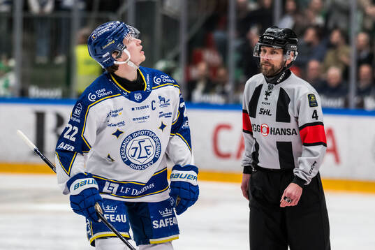 Leksands Lukas Vejdemo reagerar på ett domslut