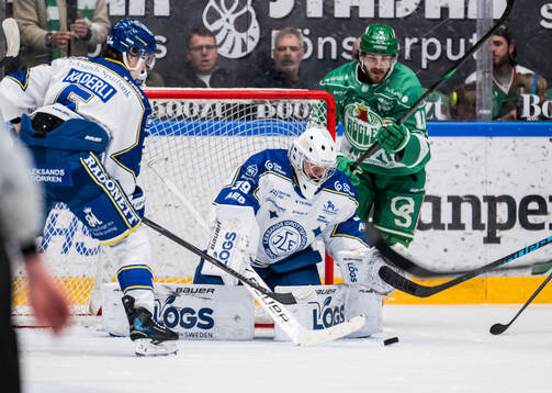 Leksands målvakt Filip Larsson och Rögles Dennis Everberg