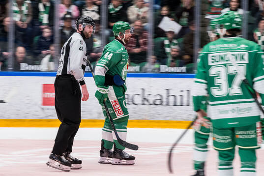 Rögles Calvin De Haan lämnar planen