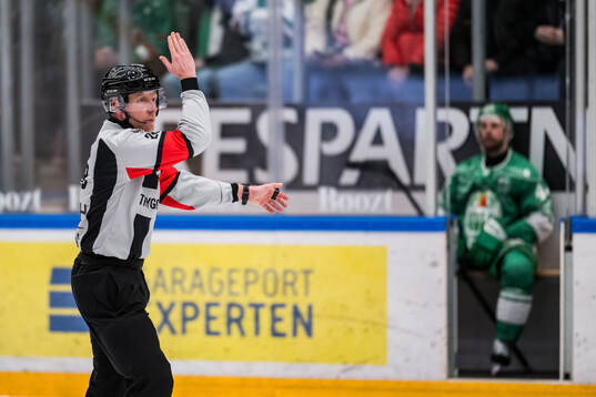 Domare Mikael Holm dömer matchstraff och Rögles Calvin De
