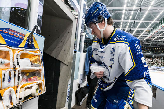 Leksands Andro Kaderli har en ispåse på handen