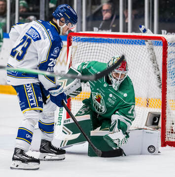 Leksands Michael Lindqvist och Rögles målvakt Arvid Holm