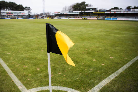Hörnflagga och fotbollsplan