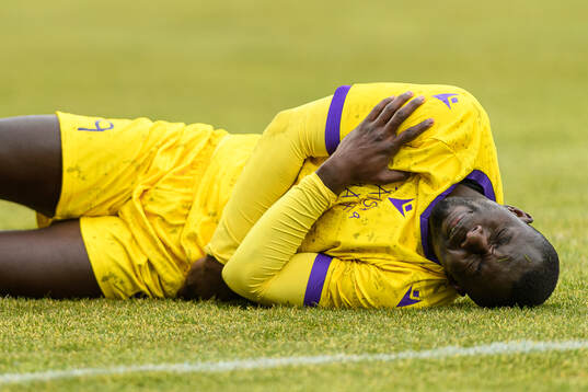 Mjällbys Abdoulie Manneh har ont