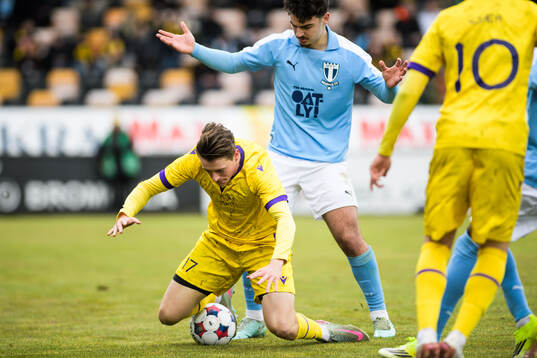 Mjällbys Elliot Stroud och Malmö FFs Bleon Kurtulus