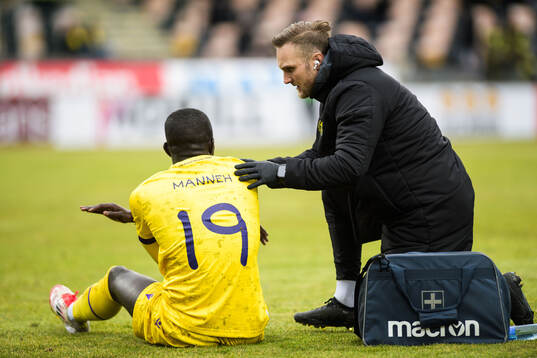 Mjällbys Abdoulie Manneh får vård av medicinsk personal