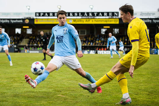 Malmö FFs Kenan Busuladzic och Mjällbys Elliot Stroud