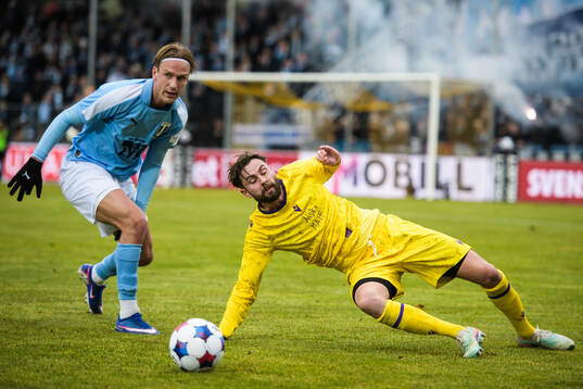Malmö FFs Erik Botheim och Mjällbys Axel Norén