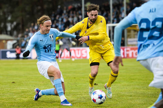 Malmö FFs Erik Botheim och Mjällbys Axel Norén